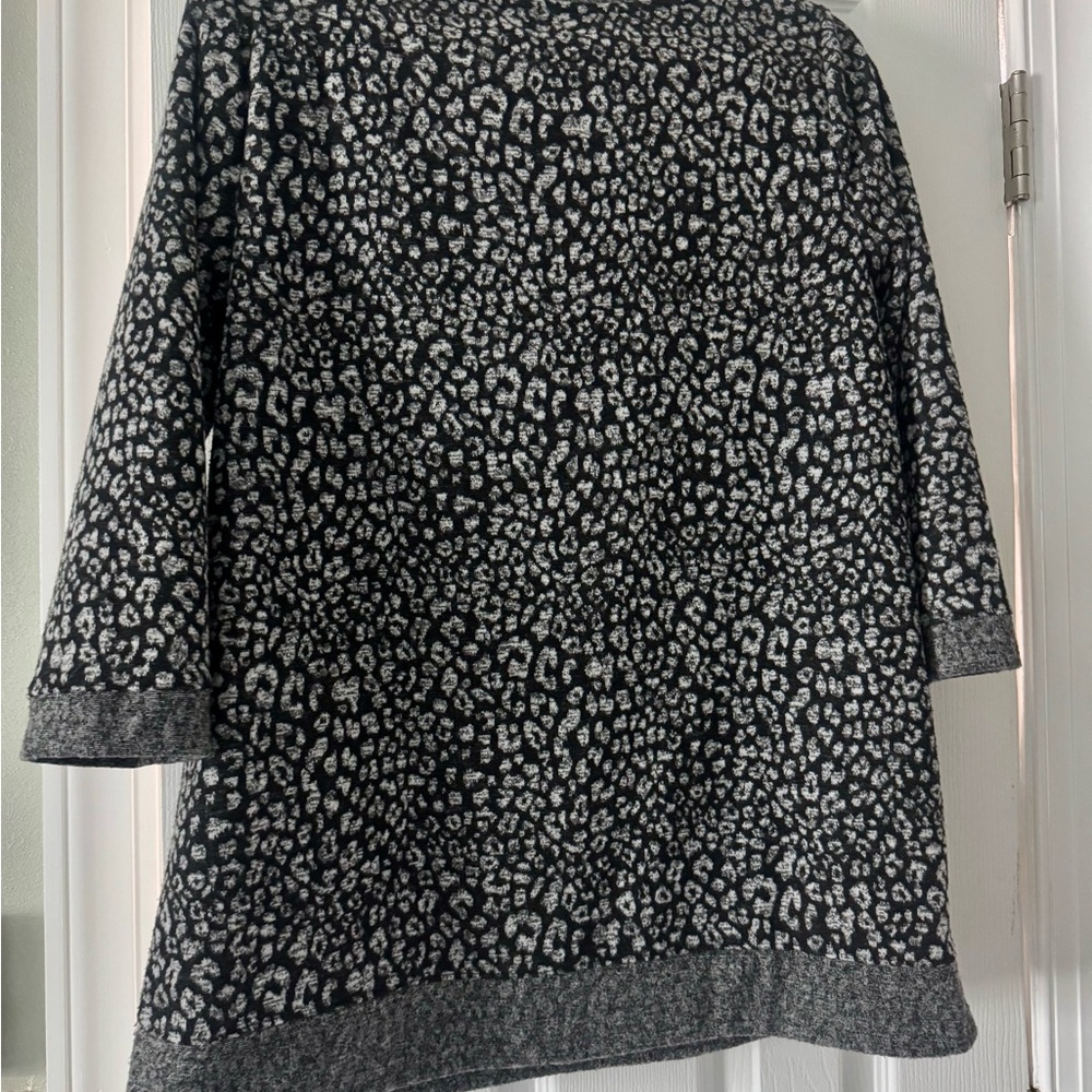 Leopard Print Sweater with Pockets - Picture 2 of 3